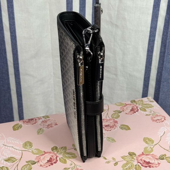 Michael Kors Jet Set Large Ombré Signature Logo Wristlet